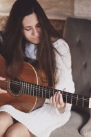 Молодая, симпатичная, стройная студентка – Фото 1