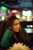 Молодая, симпатичная, стройная студентка – Фото 2