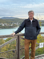 Проживаю в благоустроенной квартире в самом городе – Фото 1